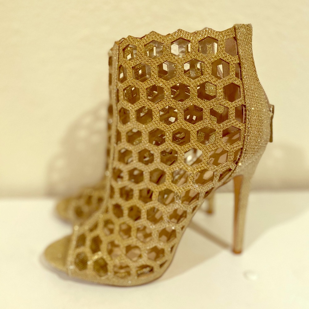 LIKE NEW Anne Michelle Dazzling Gold Stilettos